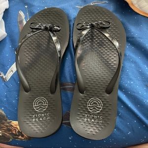 Black Vionic Beach Flip Flops
